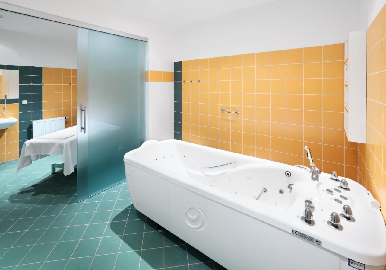 Wellness Hotel Iris Pavlov Exterior foto