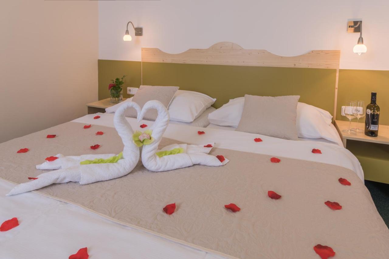 Wellness Hotel Iris Pavlov Exterior foto